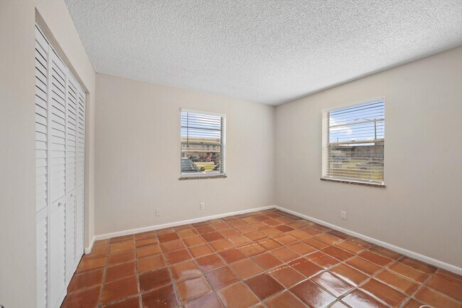 Building Photo - 2707 Vandiver Dr