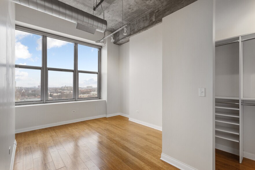 Building Photo - 933 W Van Buren St