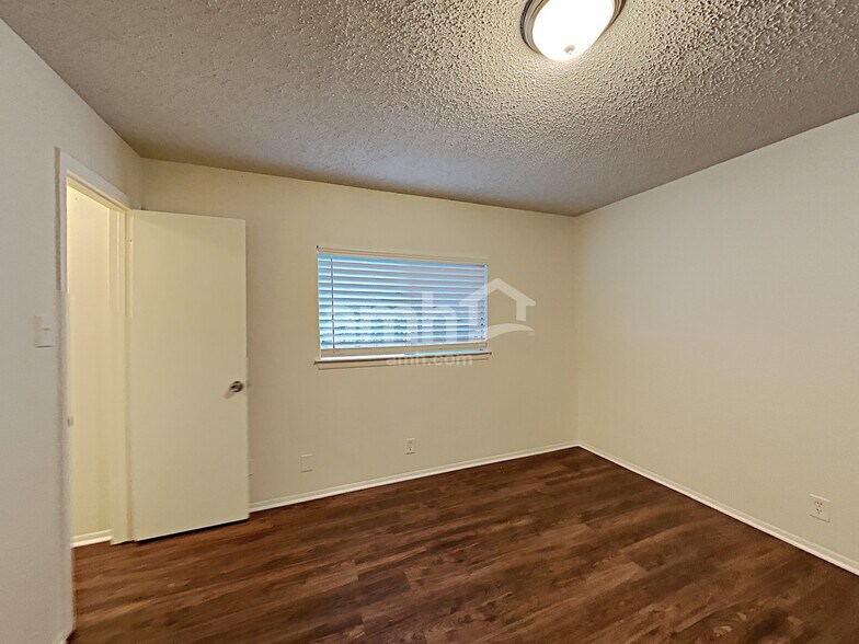 Building Photo - 9915 Old Mesquite