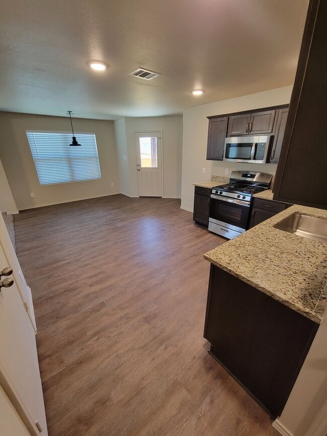 Building Photo - Bryan -3 bedroom / 2 bath / 2 car garage / Large fenced in back yard.