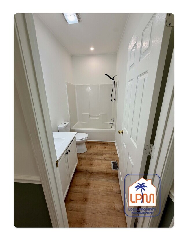 Building Photo - Spacious 3-Bed Retreat with Granite Kitchen & Cozy Fireplace