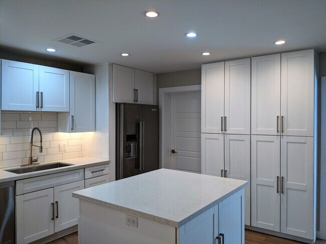 Building Photo - 4 Bedroom Home in Tempe Gardens Near E Sou...