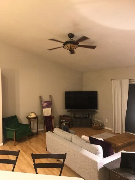 15' vaulted ceilings - 8522 Jasonville Ct SE