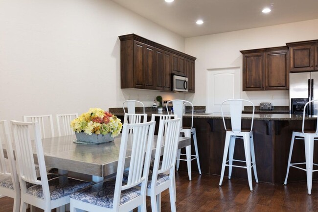 Building Photo - Bella Terrazza FURNISHED CONDO  --  Golf C...