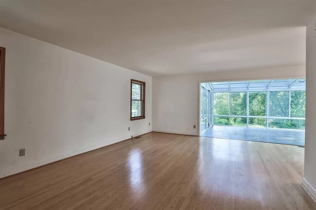 Building Photo - 476 Compton Rd