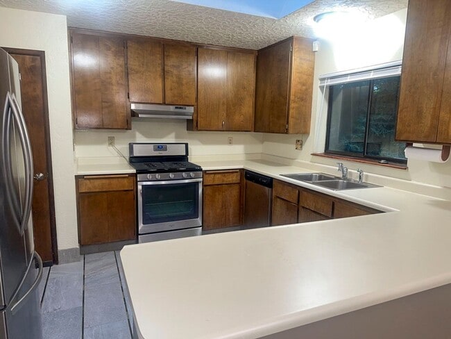 Building Photo - Pet-Friendly AMAZING Home Close To Town, Yet Private And Peaceful!