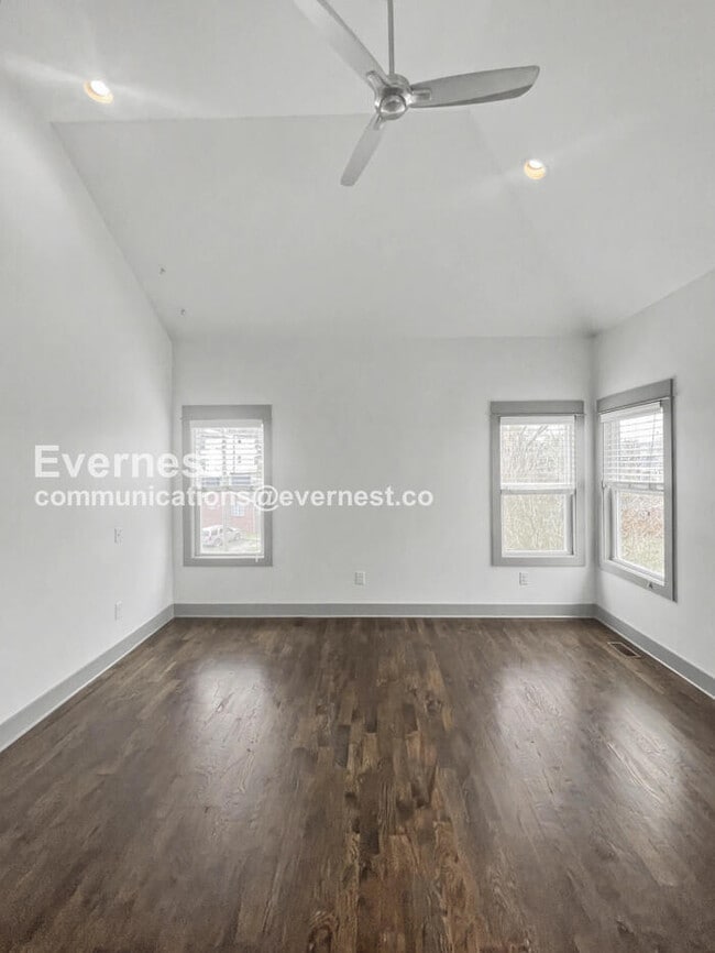 Building Photo - 3 Bed/2.5 Bath with Fenced Yard / Pet-Friendly / Available Now!