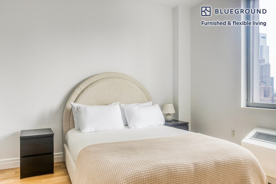 Building Photo - 550 W 54th St