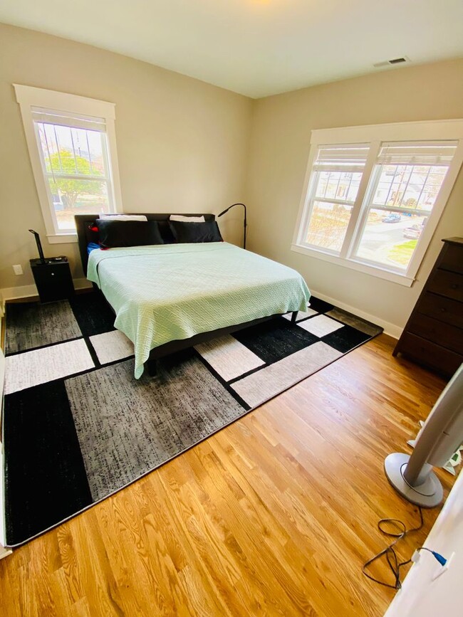 Building Photo - Spectacular 4Bed/3Bath Minutes to Duke with Fenced In Yard