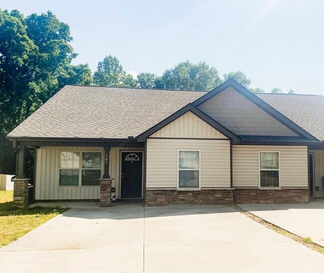 Building Photo - 133 Flatview Way