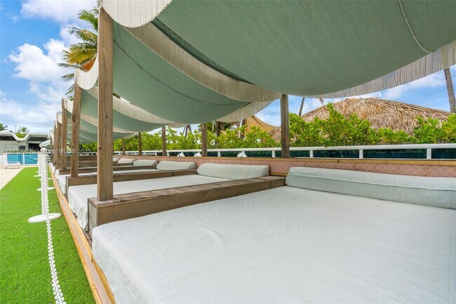 Building Photo - 5101 Collins Ave