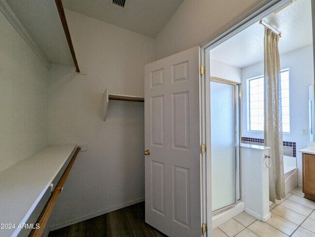 Building Photo - 1530 E Branham Ln