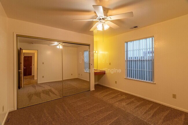 Building Photo - 325 E Mariposa Ave