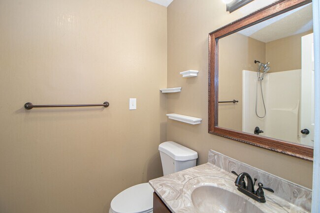 Building Photo - 570 Somerset Ln