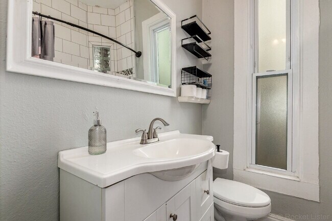 Building Photo - Lovely Victorian duplex for rent 2 bed / 1 bath