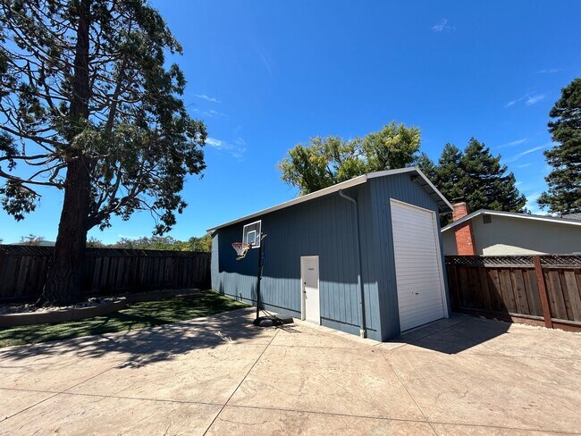 Building Photo - Lease this Elegant 4-Bedroom Danville Home...