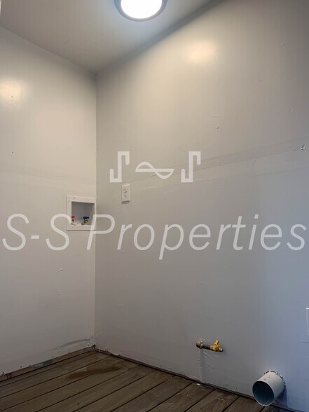 laundry / storage room - 2626 20th St