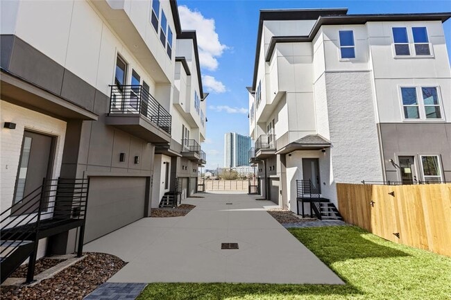 Primary Photo - 2509 N MacGregor Way