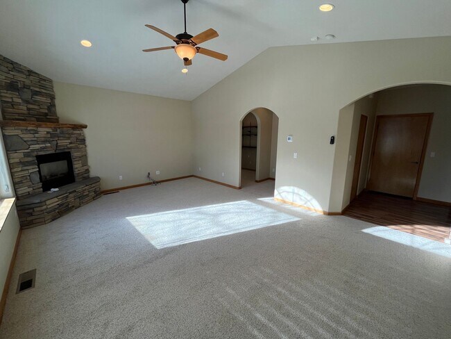 Building Photo - Spacious 3 Bed/3.5 Bath Home with Two Prim...