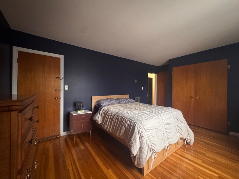 Building Photo - 32 Park Avenue Ct