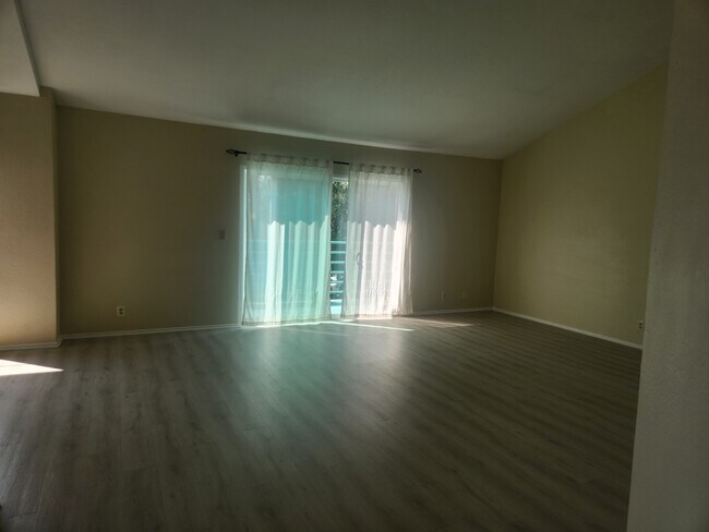 Building Photo - 1208 Roswell Ave