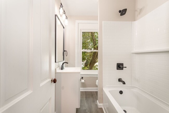 Building Photo - Newly remodeled 3 bedroom home