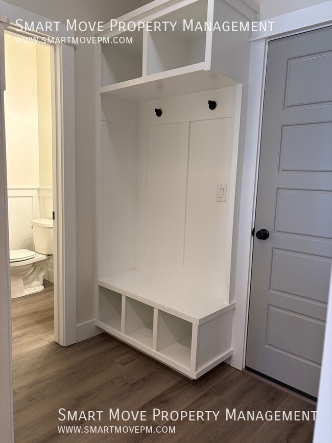 Building Photo - 2100 N Woodcreek St