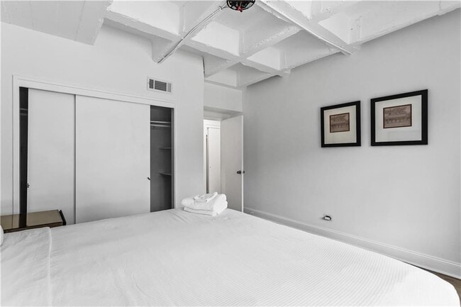 Building Photo - 3645 Peachtree Rd NE