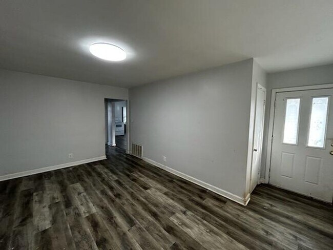 Building Photo - 2BR/1ba house with garage