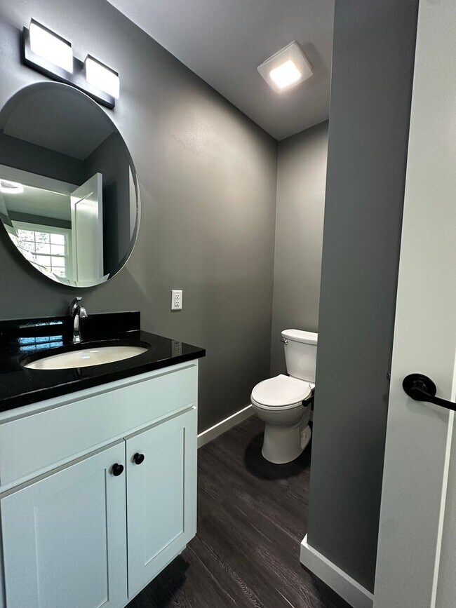 Building Photo - Fully Renovated in the Heart of Hendersonv...