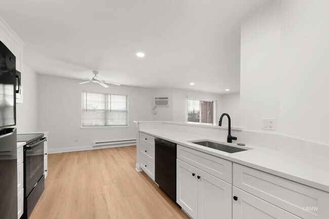 Building Photo - 224 S Rush St