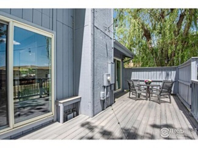 Building Photo - Recently Renovated and Updated 5 BR Townho...