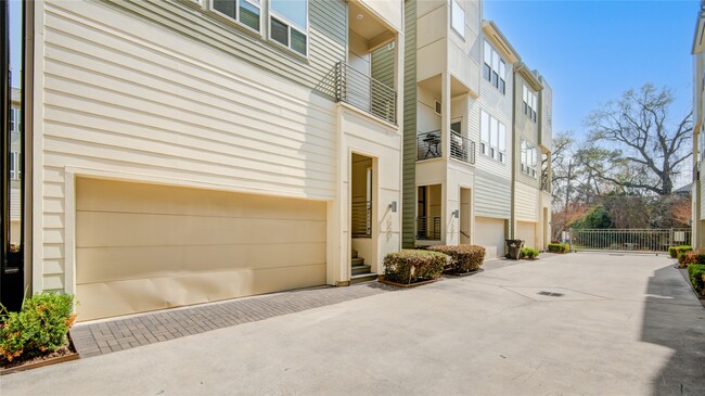 Building Photo - 1007 W 17th St