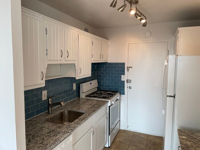 kitchen. kitchen entrance - 3450 Toledo Ter