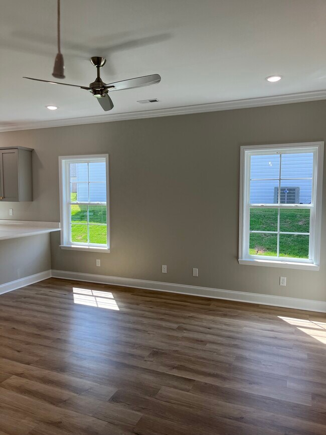 Building Photo - 188 NE Bellingham Dr