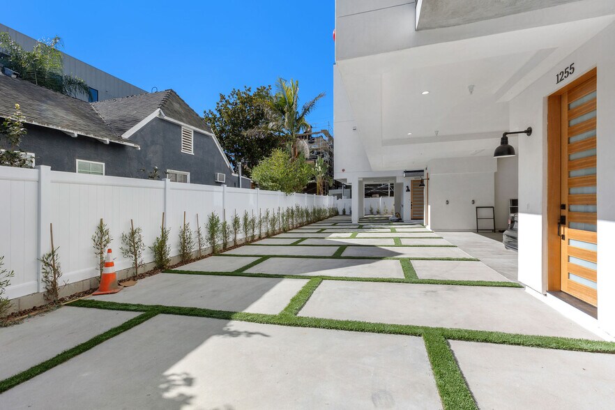 Building Photo - 1253 N Gower St