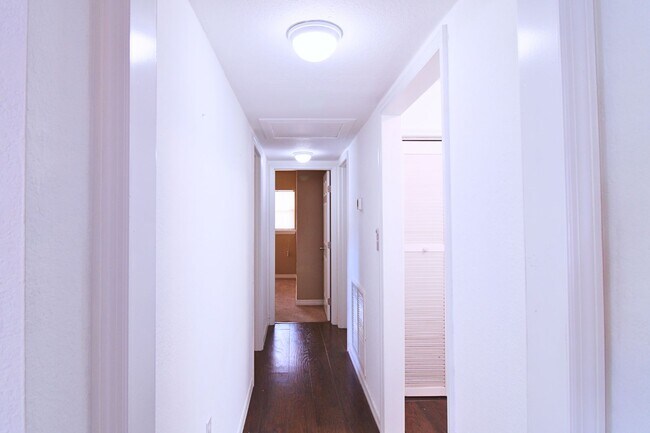 Building Photo - Charming Renovated Tampa Home with Fully Fenced Front & Backyard