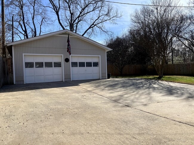 Building Photo - 3633 Densmore Dr