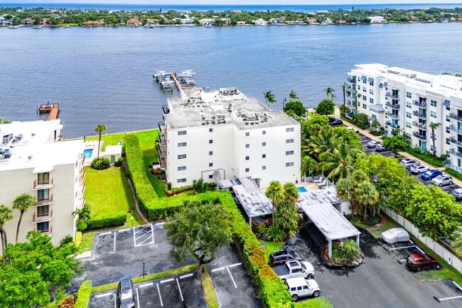 Building Photo - 1206 S Lake Dr