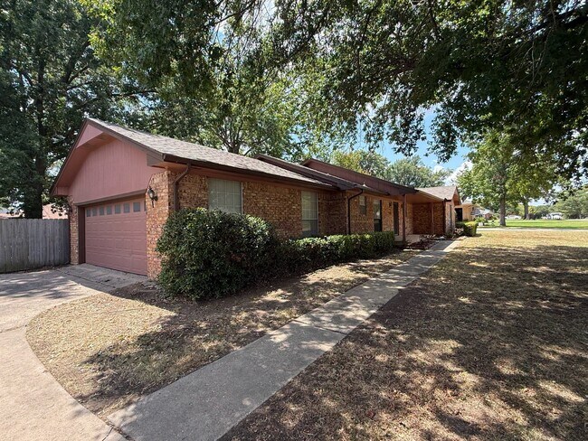 Building Photo - 2200 Hickory Dr SW
