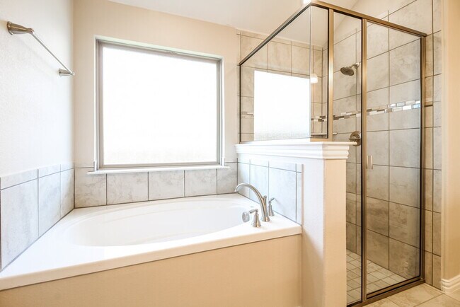 Building Photo - 6265 Thunderwing Dr