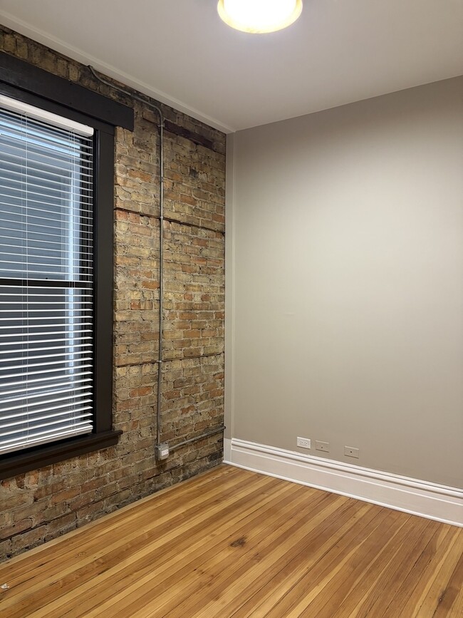 Building Photo - 3350 N Kenmore Ave