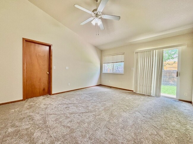 Building Photo - Beautiful Duplex with Attached Garage and ...