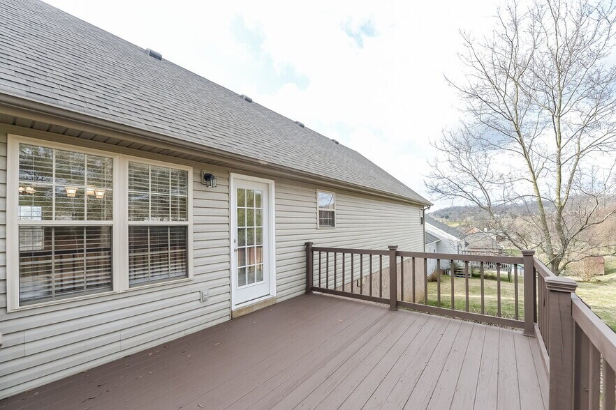 Building Photo - 165 Brookview Cir