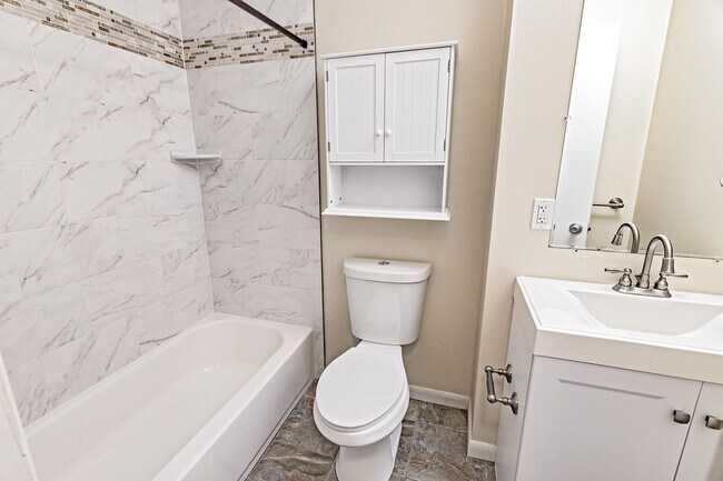 Building Photo - Hyde Park! 3 bedroom, 2.5 bathroom single family home