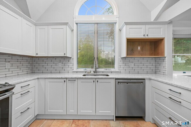 Building Photo - 18 Windy Knolls