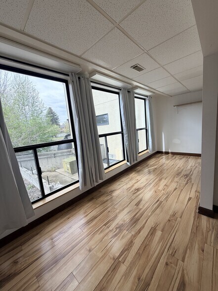 Building Photo - 1011 River Dr
