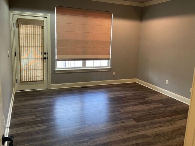 Building Photo - 3 Bedroom, 2 Full Bath, 2-car attached gar...