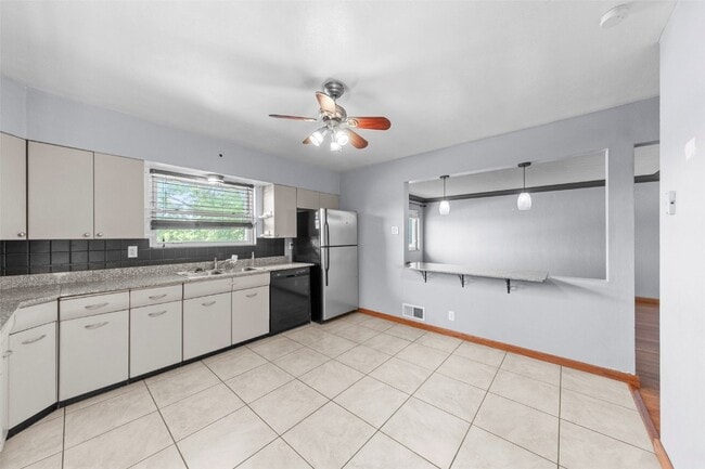 Building Photo - 3735 Koeln Ave