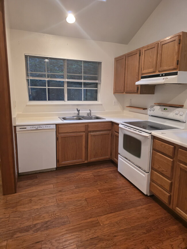 Building Photo - OPEN HOUSE TODAY 1:30PM June 22nd.  Charmi...